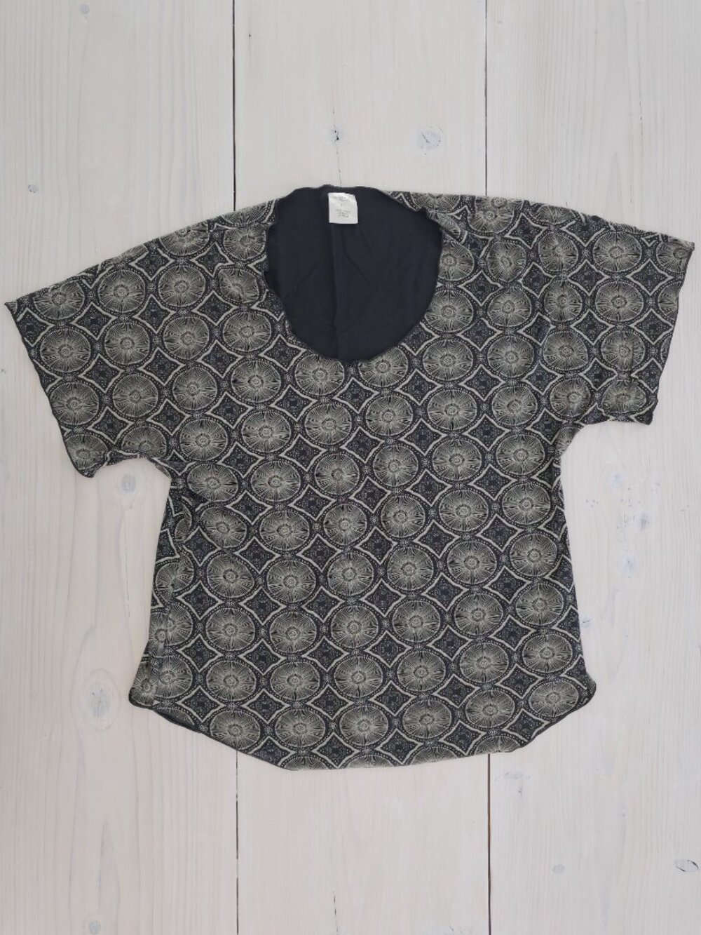 Kate Quinn The Woods Beluga Batik Women's Short Sleeve Scoop Neck Small